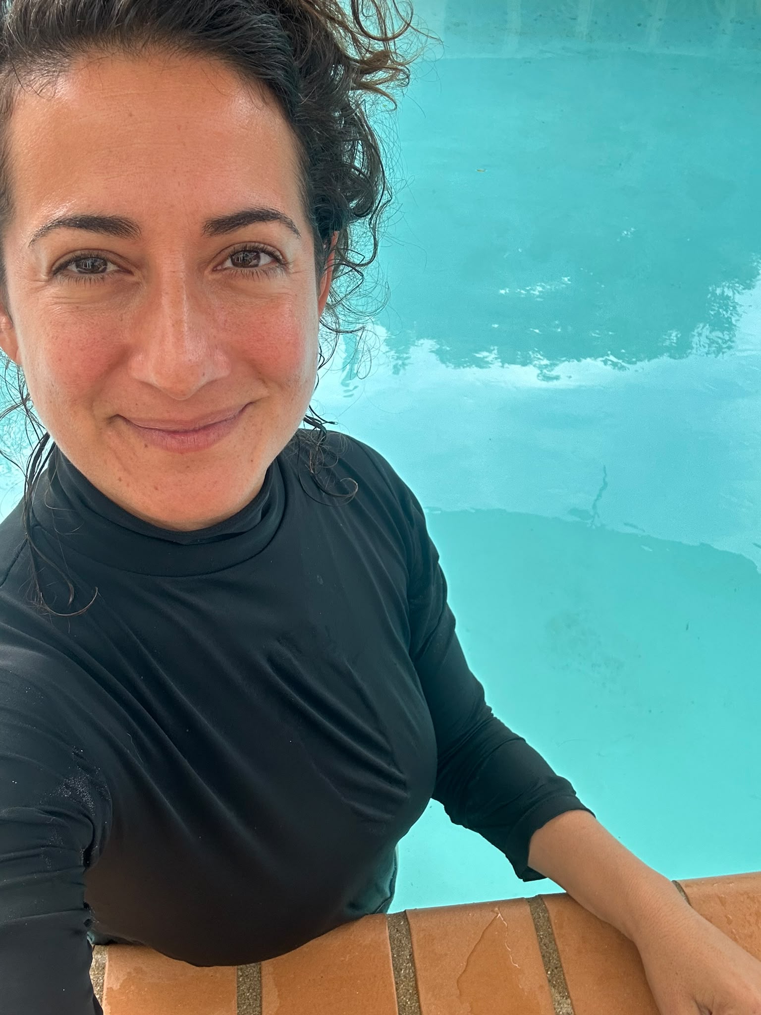 Diana Beatriz Rivera Buscaglia en una piscina de agua turquesa