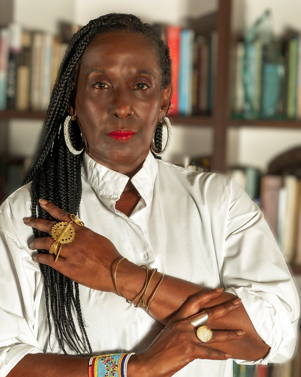 Retrato de Mayra Santos-Febres frente a una biblioteca